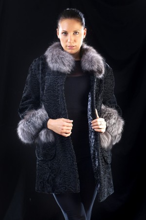Пальто из каракульчи