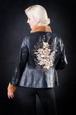 Кожаная куртка с вышивкой на спине
