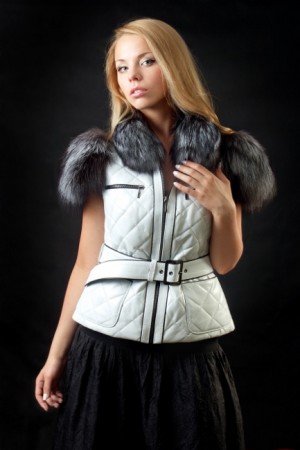 Белый стеганый жилет