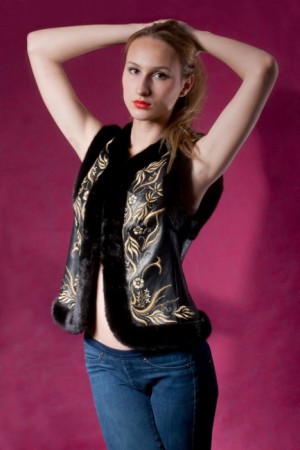 Кожаный жилет с вышивкой