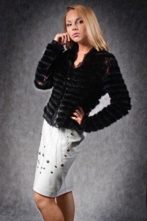 Белая кожаная юбка с декоративными элементами