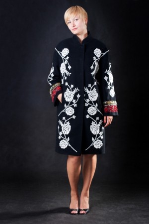 Шерстяное пальто с ручной вышивкой