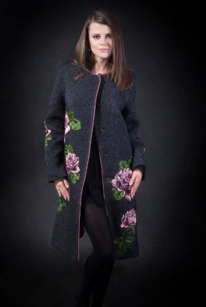 Пальто из твида с ручной вышивкой