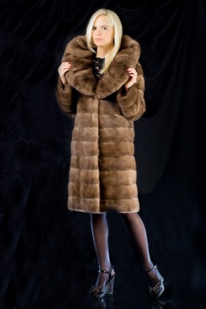 Меховое пальто с воротником