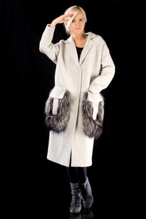 Пальто с меховыми карманами