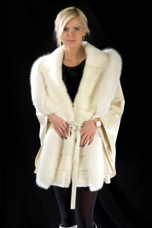 Белая меховая накидка